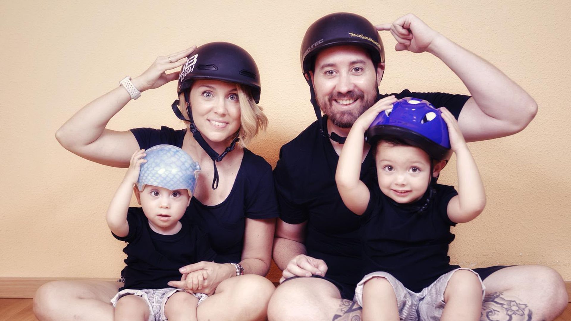 Nury Calvo, junto a su marido, Sebas, y sus hijos, Óscar y Héctor