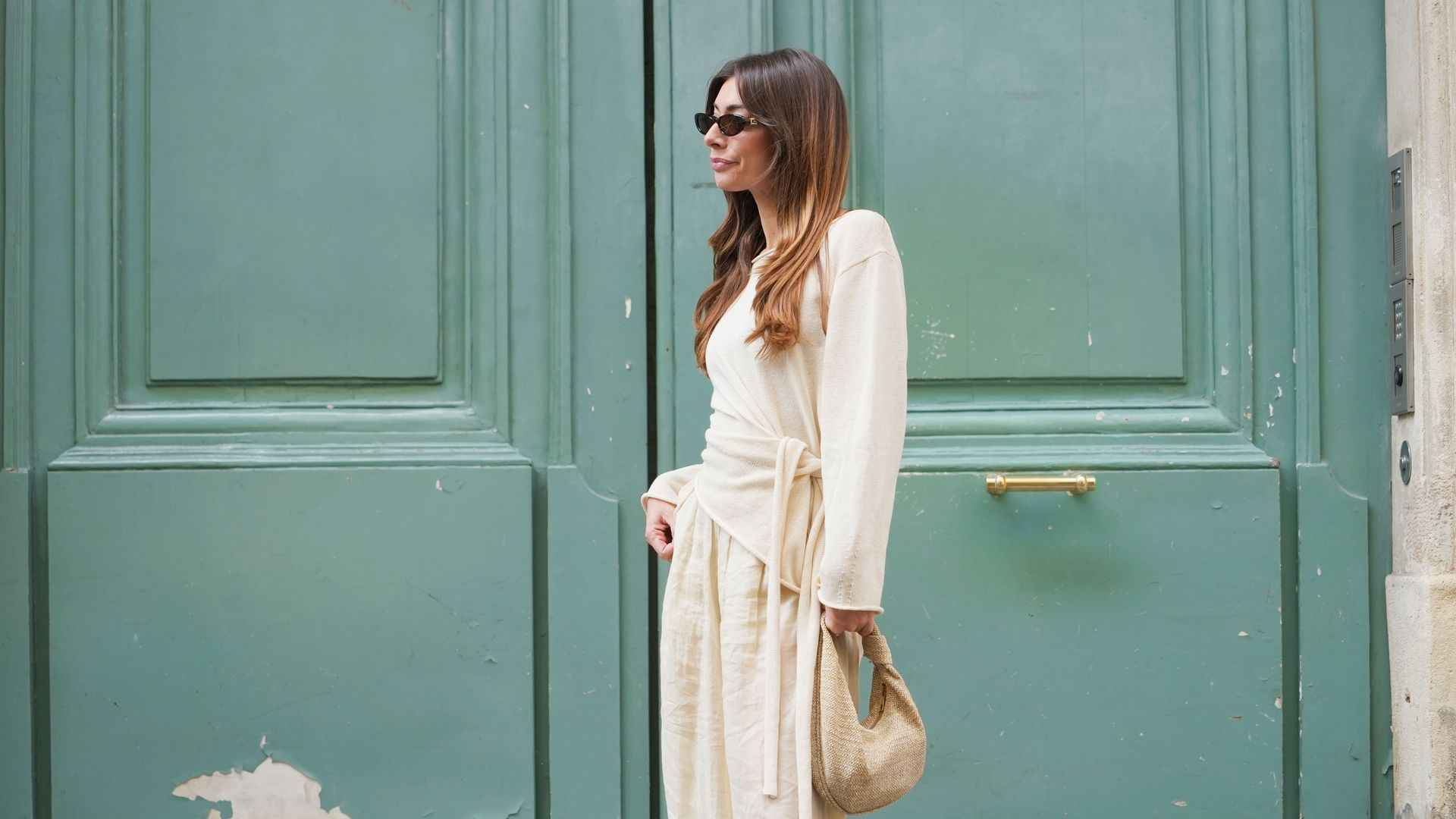 Look de street style con pantalón de lino bombacho