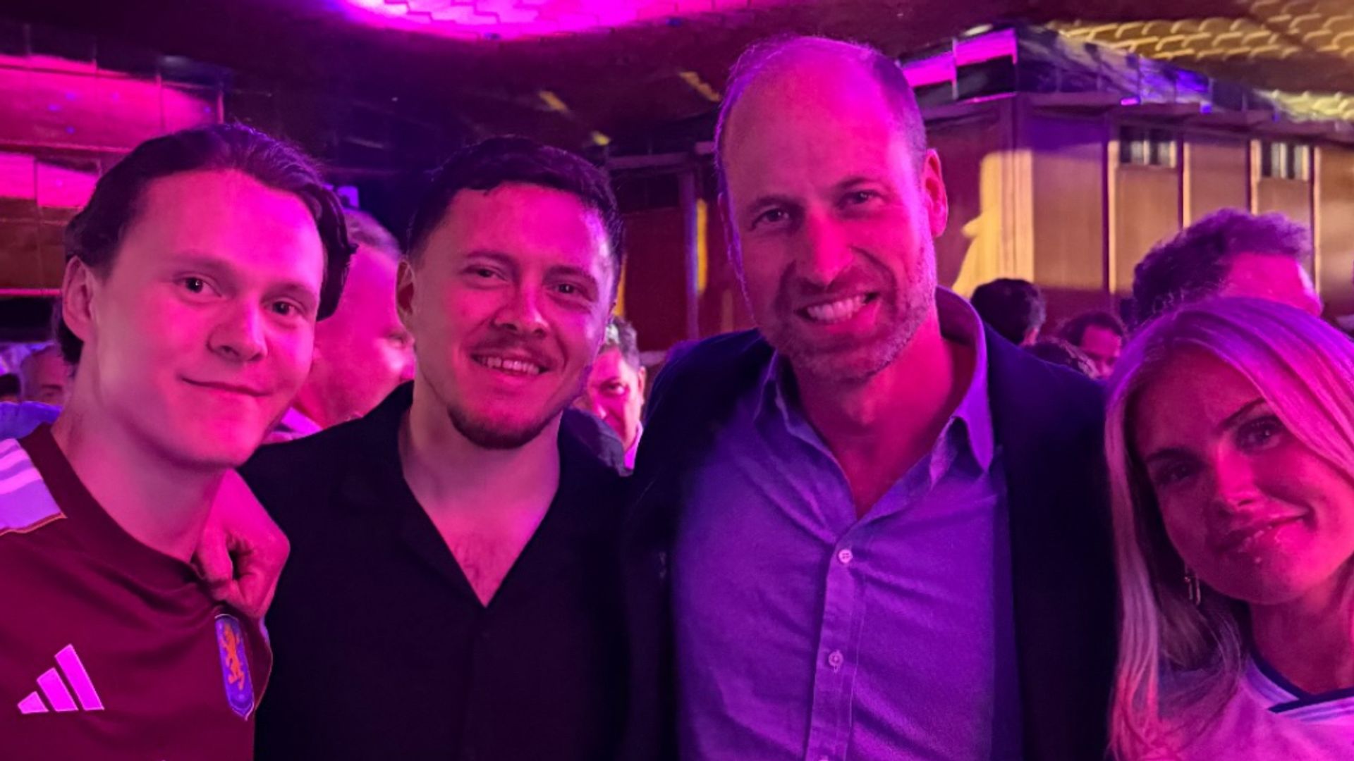 Imagen del príncipe Guillermo junto a miembros del Aston Villa