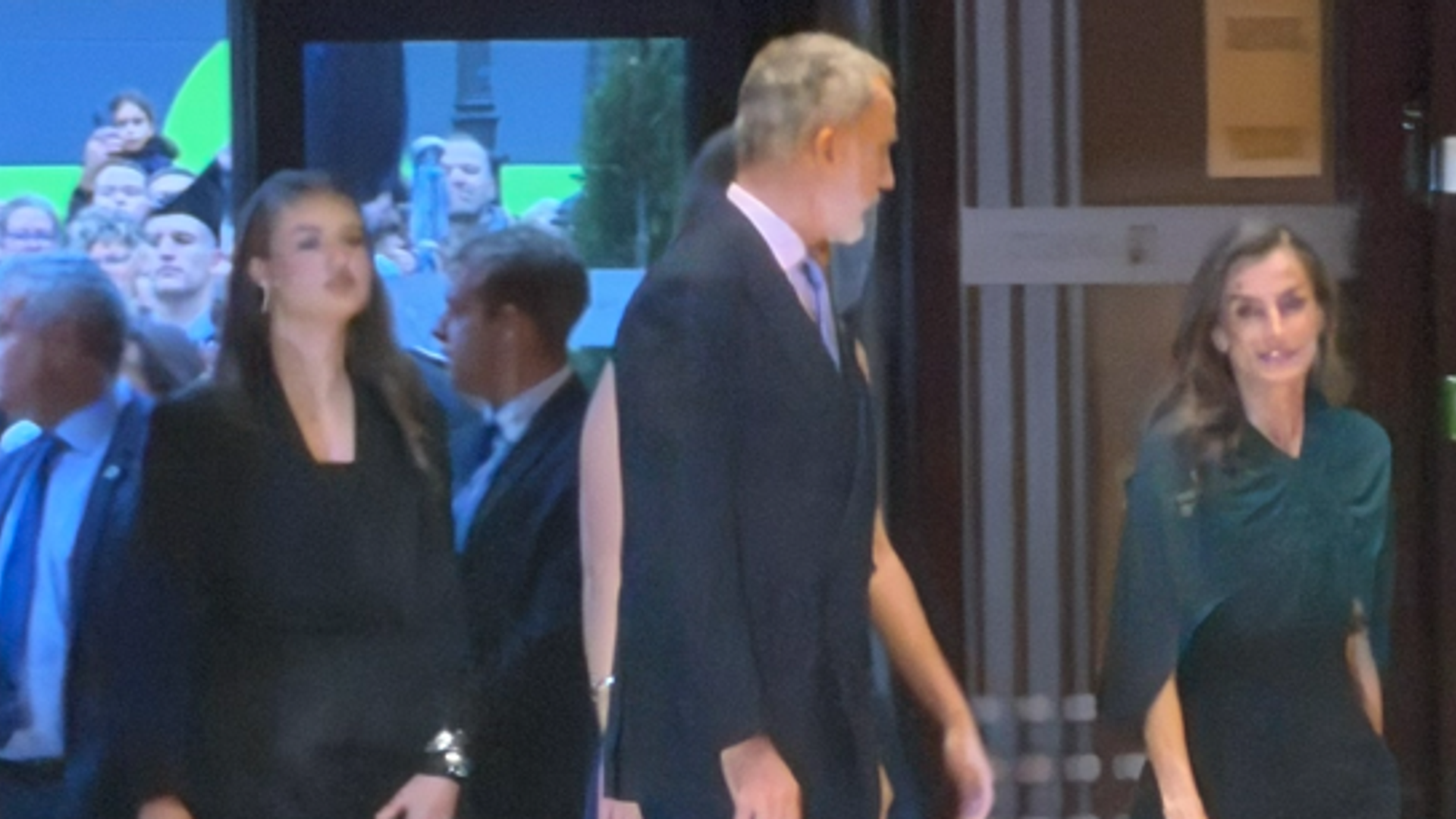 La princesa Leonor y la infanta Sofía, juntas de nuevo con los reyes Felipe y Letizia en el concierto que inaugura los Premios Princesa de Asturias