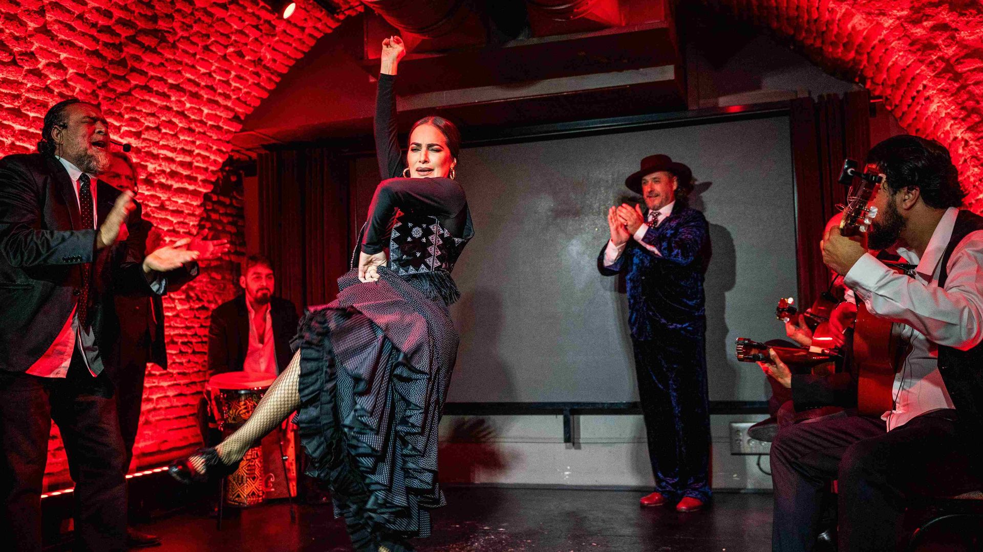Ileana Gómez bailando flamenco en el tablao La Carmela