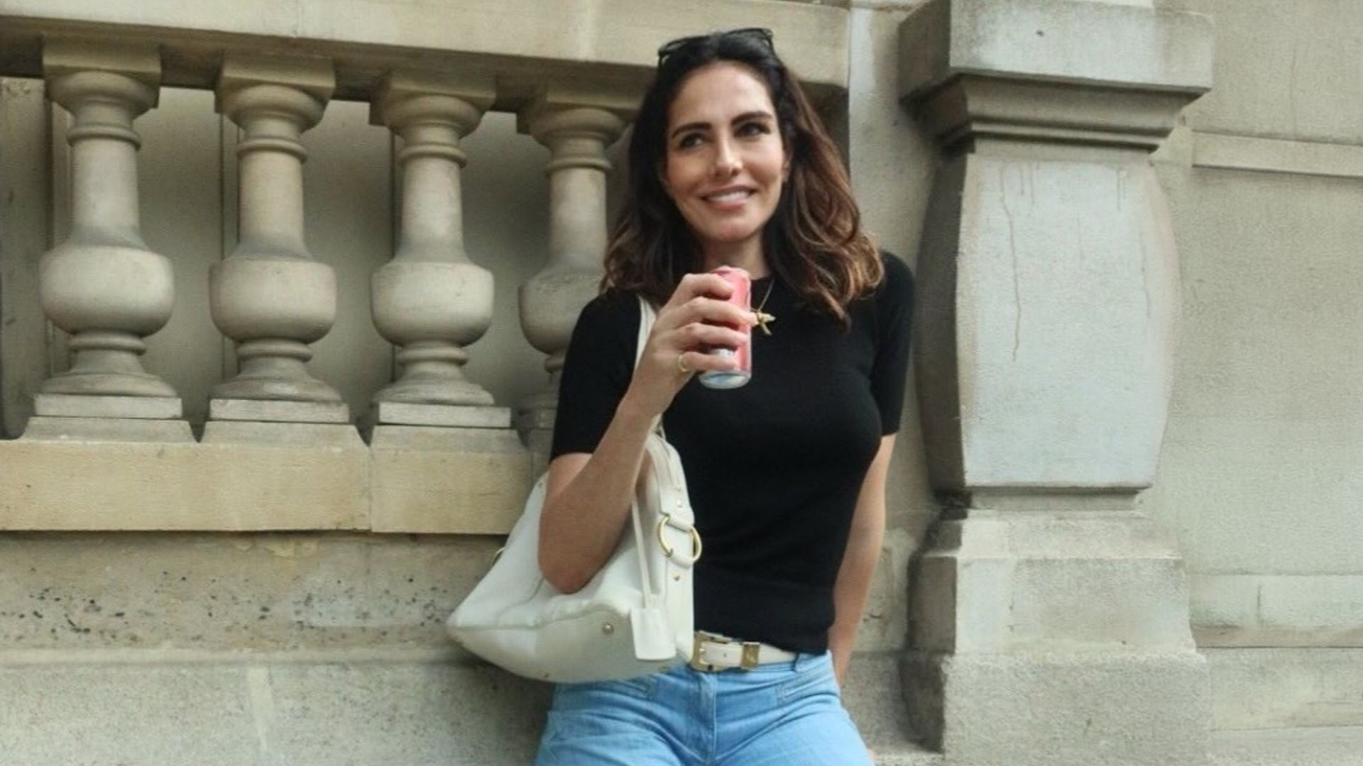 Adriana Abascal cambia los vestidos de gala por vaqueros.