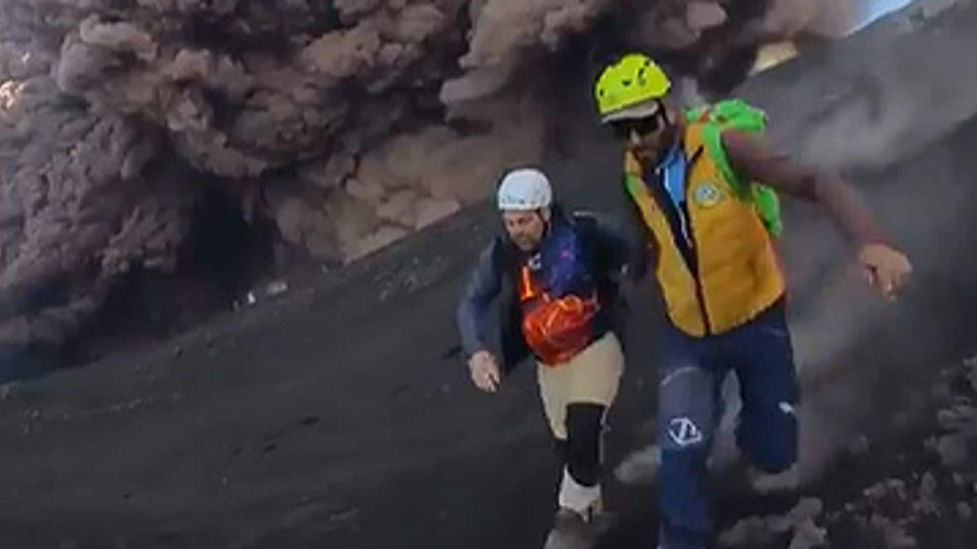 La sobrecogedora erupción del volcán Etna: turistas corriendo despavoridos y un rugido atronador