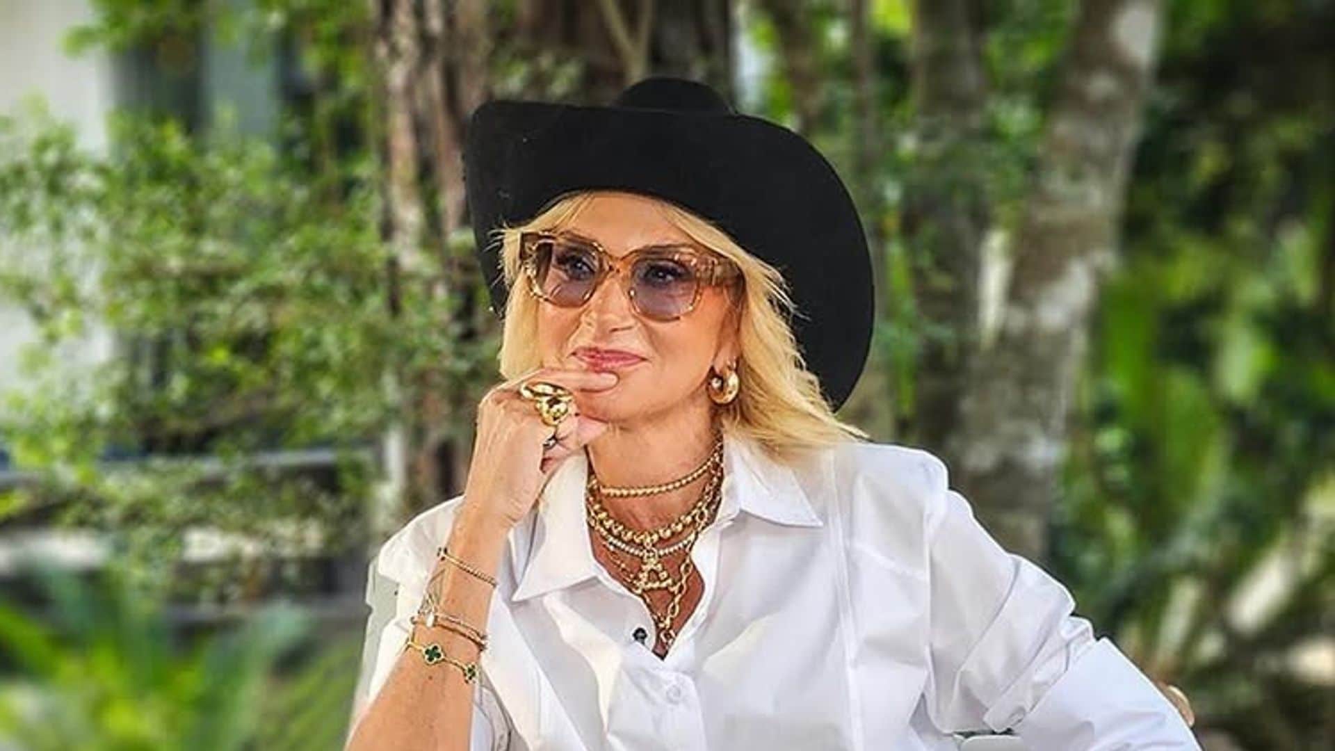 Adela Micha durante su entrevista con Ángela Aguilar.