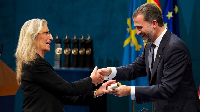 Annie Leibovitz recibiendo el Premio Príncipe de Asturias 2013 de manos de Felipe VI 
