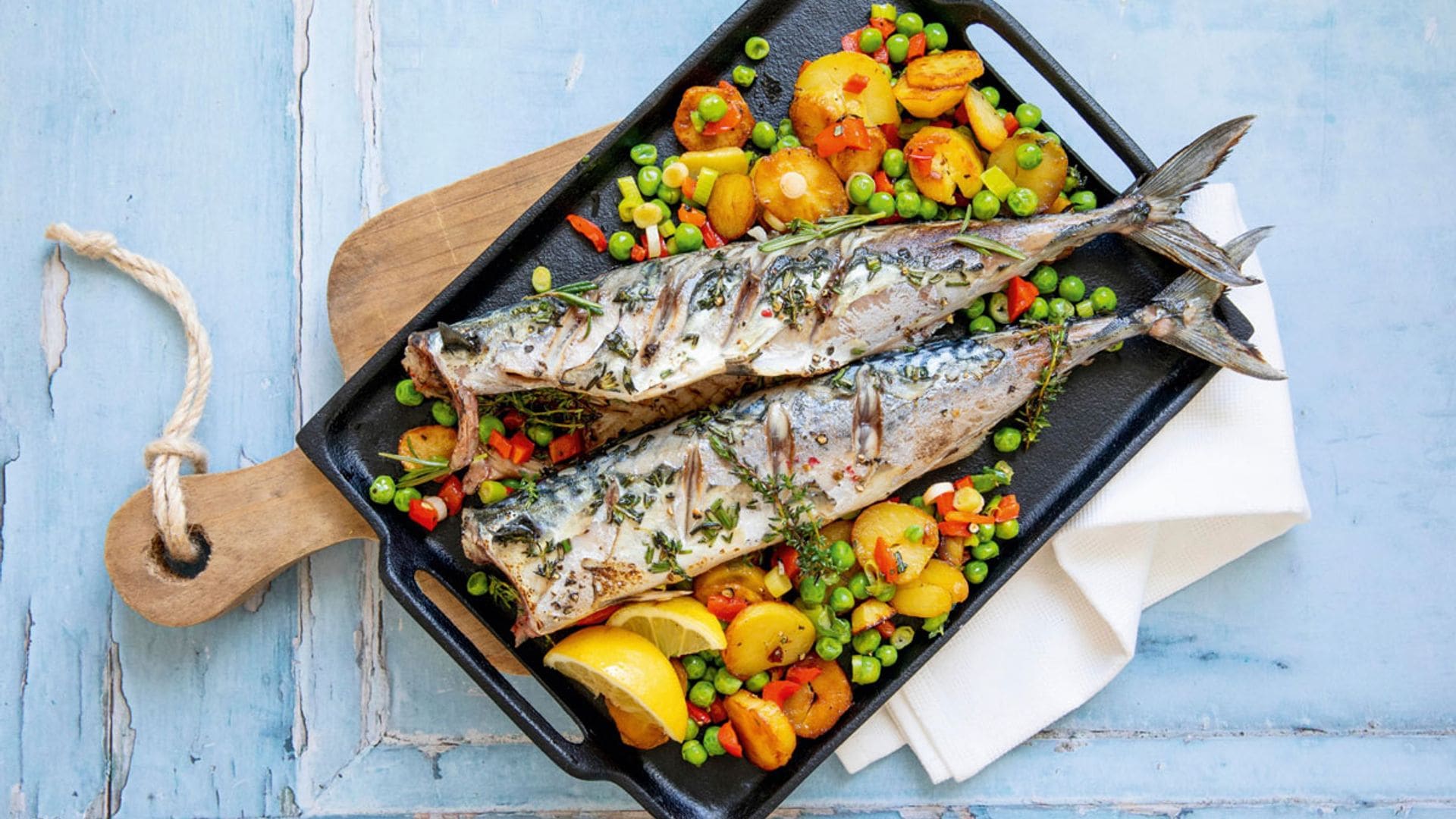 Caballas al horno con patatas y verduras