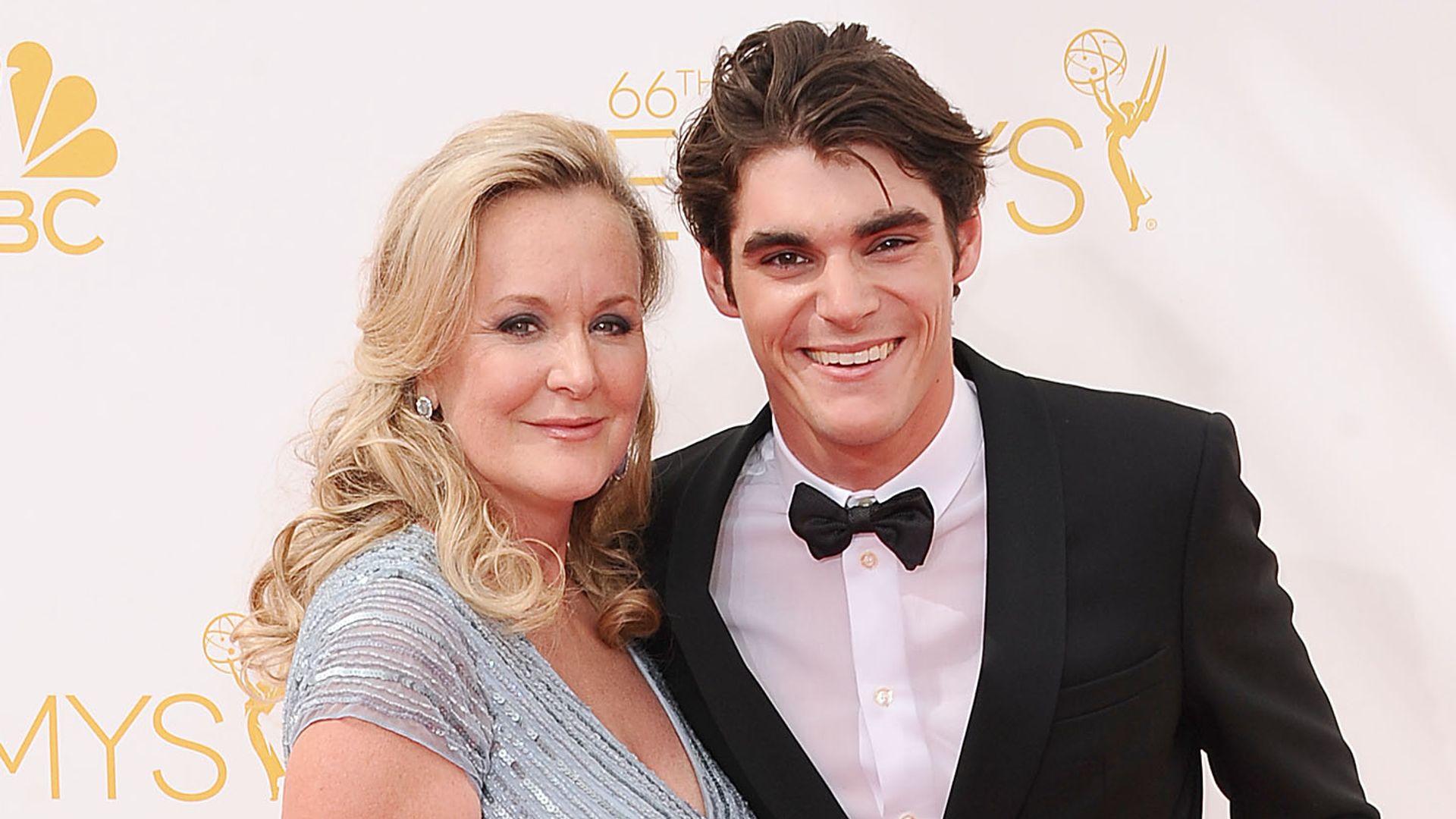 RJ Mitte consu madre Dyna en los Primetime Emmy Awards, en 2014, en Los Ángeles, California. 