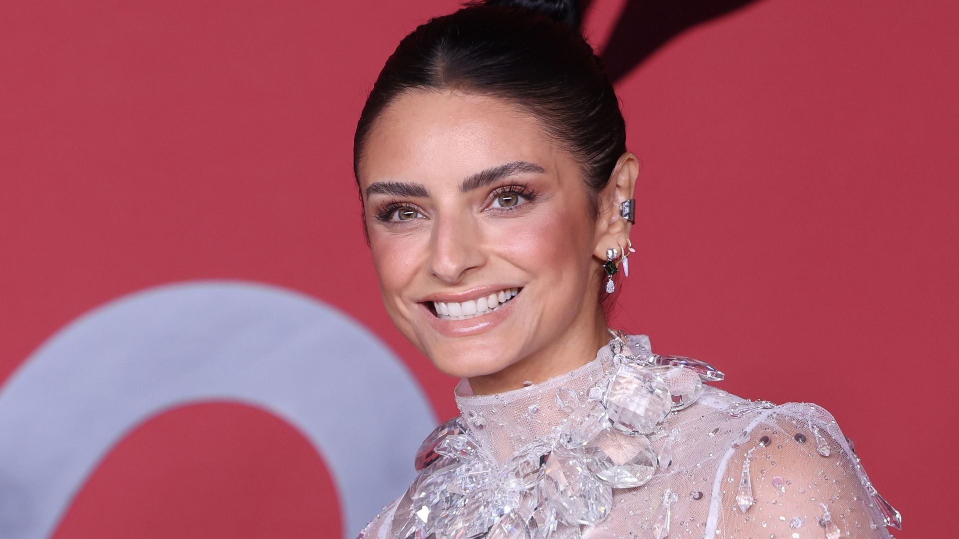  Aislinn Derbez en la Milan Fashion Week Womenswear Spring/Summer 2024.