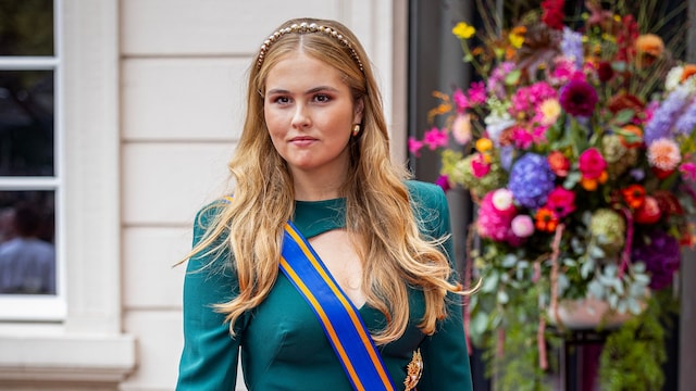 Plano entero de Amalia de Países Bajos en un evento con vestido largo verde