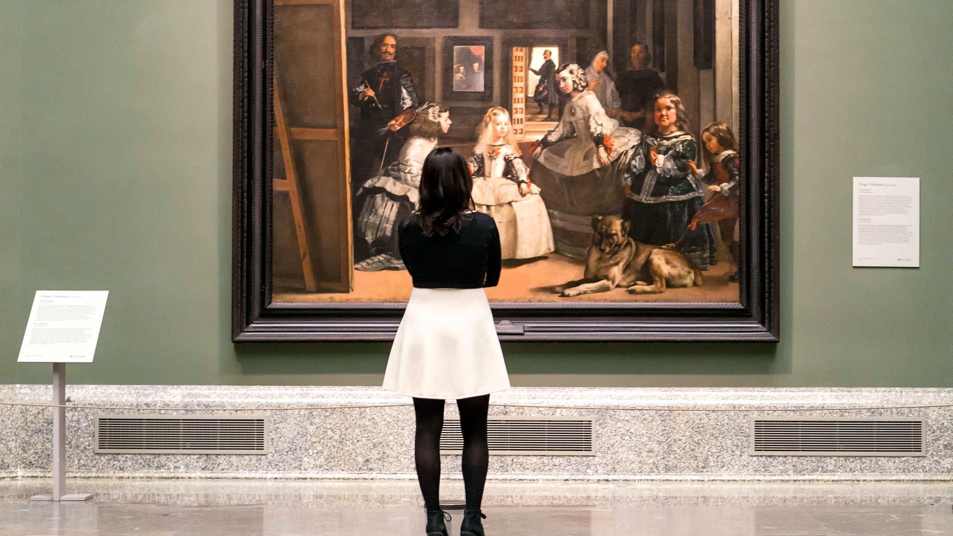 Mujer observando 'Las Meninas', de Velázquez, en el Museo del Prado