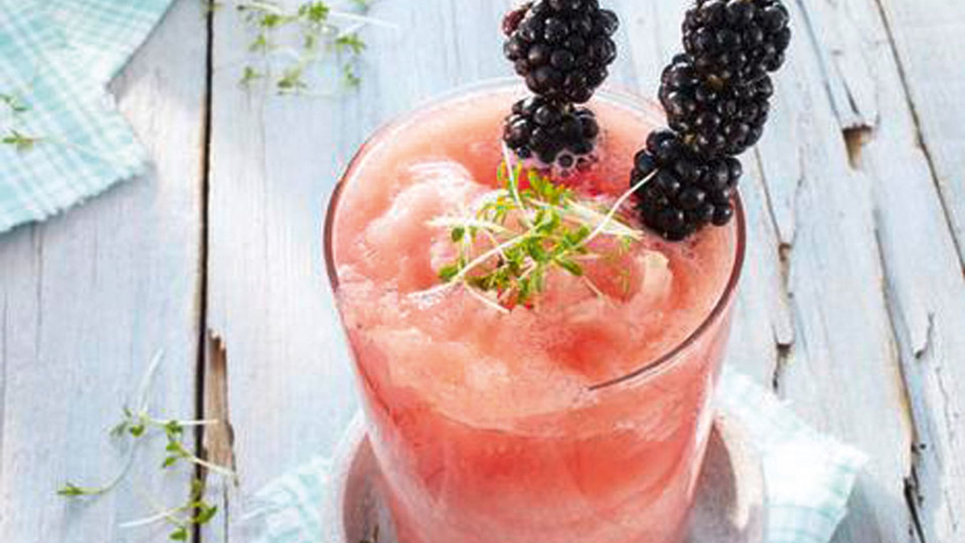 Granizado de moras con brotes verdes