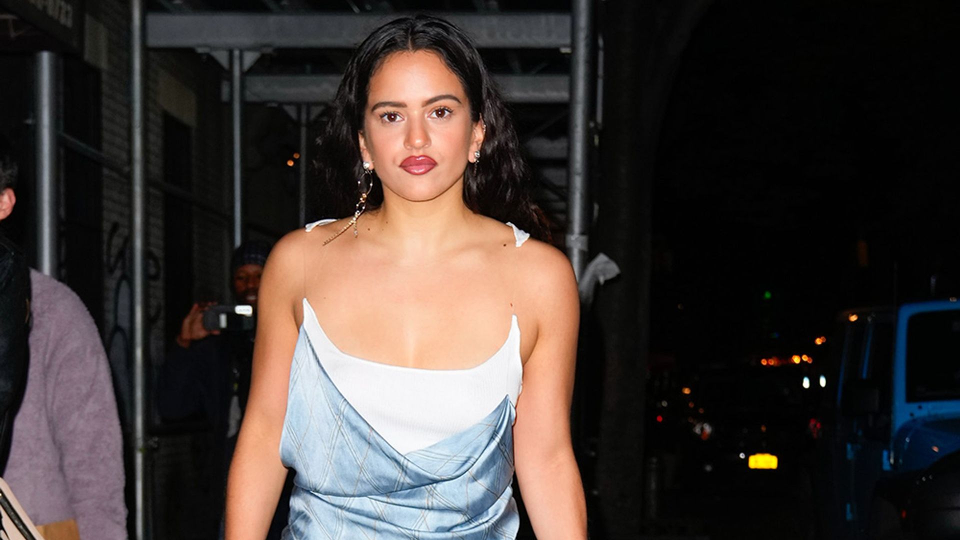 Rosalía sorprende con un look estilo 'Kardashian' en la celebración de su 30 cumpleaños