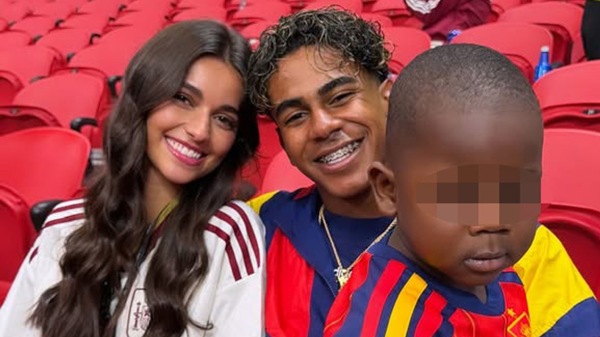 Lamine Yamal con su novia y su hermano