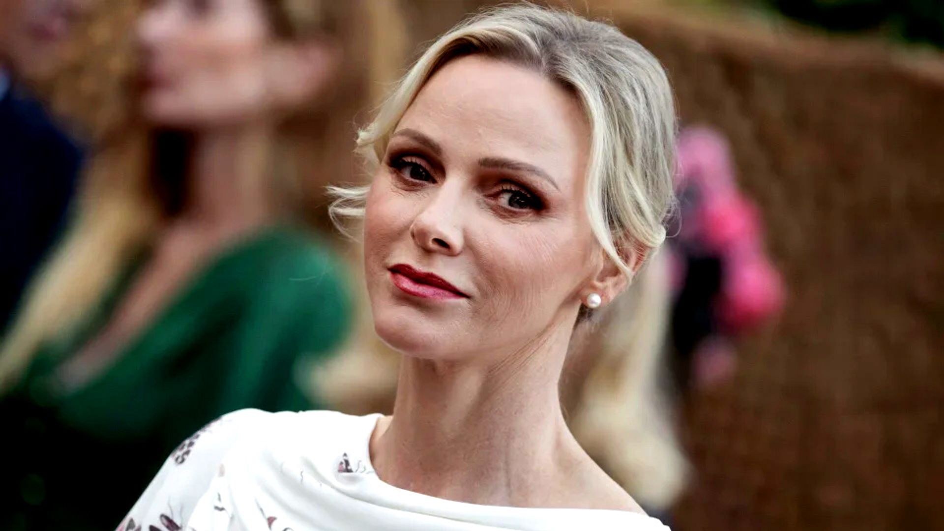 Charlene vuelve a cautivarnos con su último vestido blanco, donde cambia el encaje por un delicado estampado