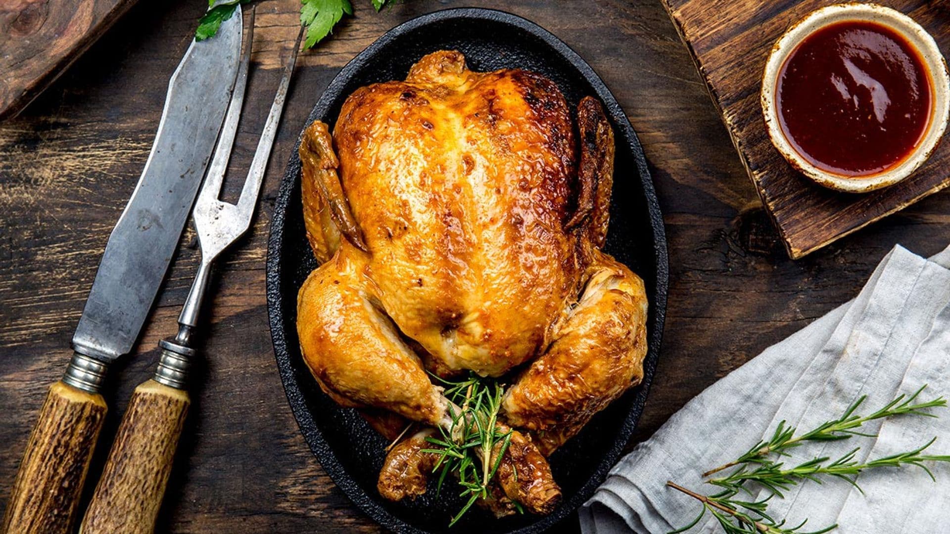 ¿Cómo conseguir que el pollo al horno quede jugoso y con la piel crujiente?