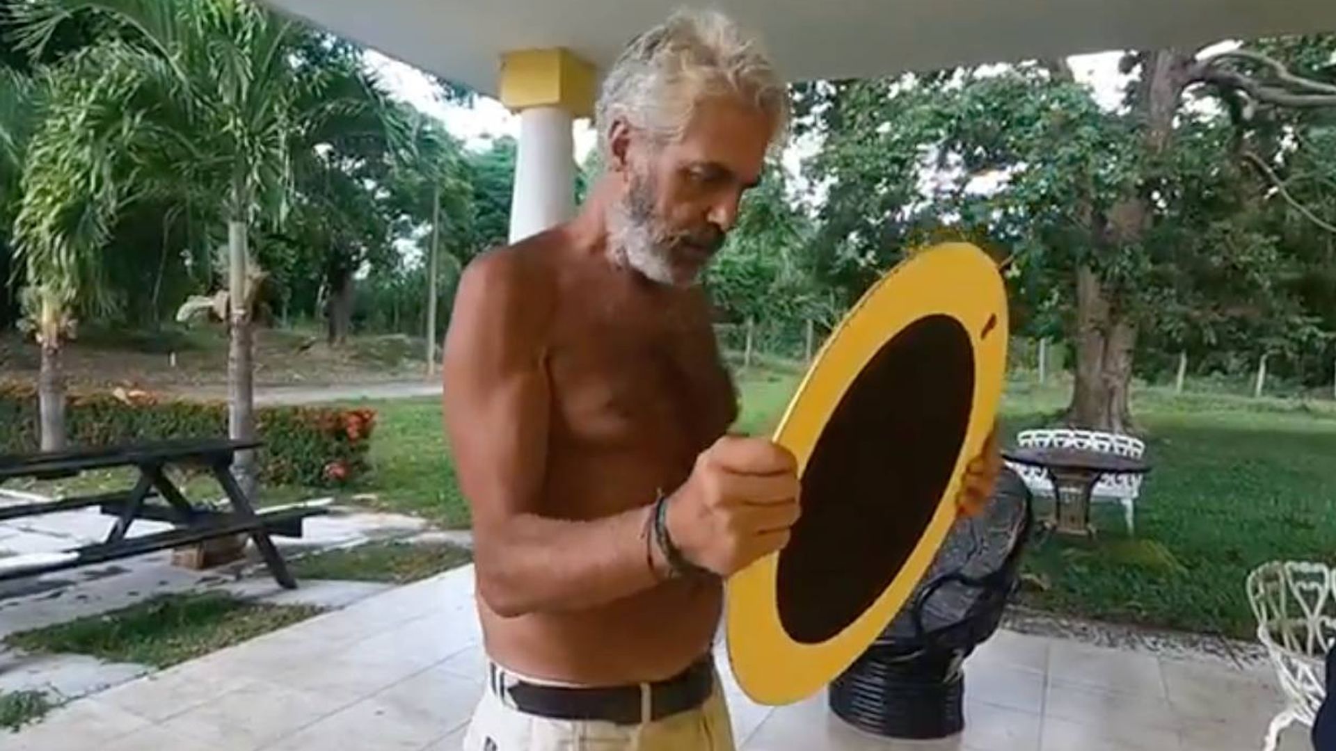¿Cuánto peso ha perdido? La reacción de Agustín Bravo al ver su cambio físico en un espejo