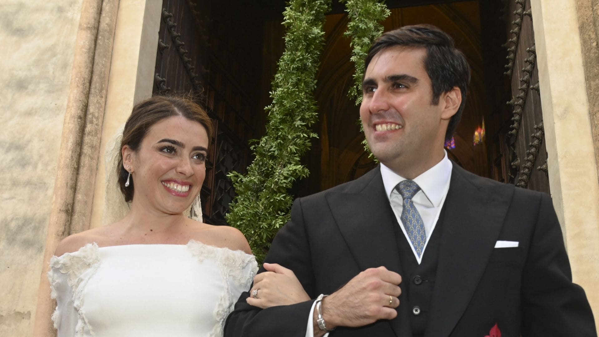 Julia Bolaños y José María Ramírez-Cárdenas y Cabello, a la salida de su boda en Sevilla