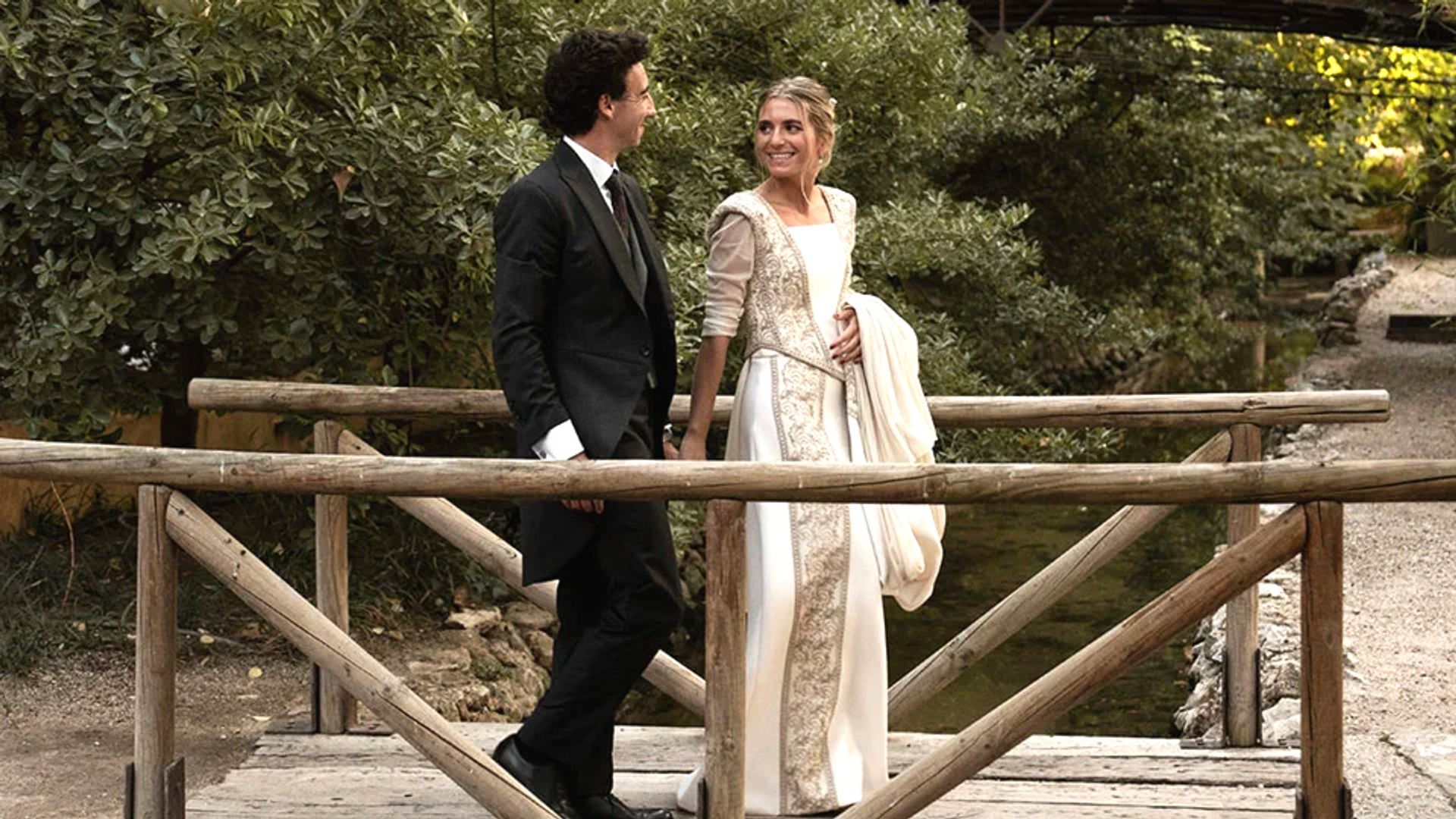 Berta, la novia que se casó en Chinchón con un ramo tejido por ella misma: "Llevaba unos 5 años haciendo crochet y me pareció una idea muy original"