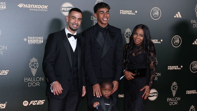 Plano medio de Lamine Yamal con su familia en la Gala del Balón de Oro 2024