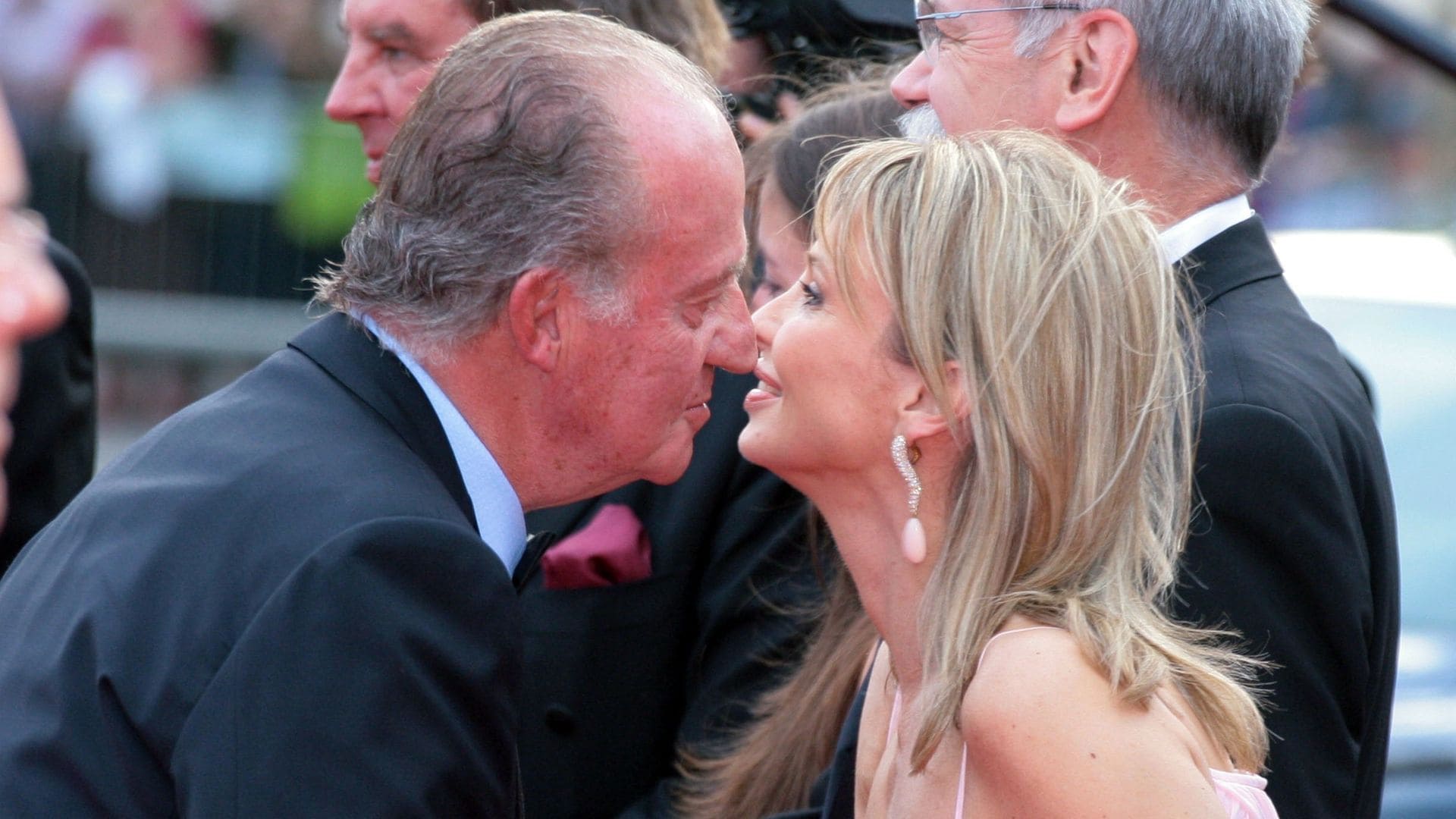 El rey Juan Carlos saludando a Corinna Larsen durante los Premios Laureus 2006 en Barcelona