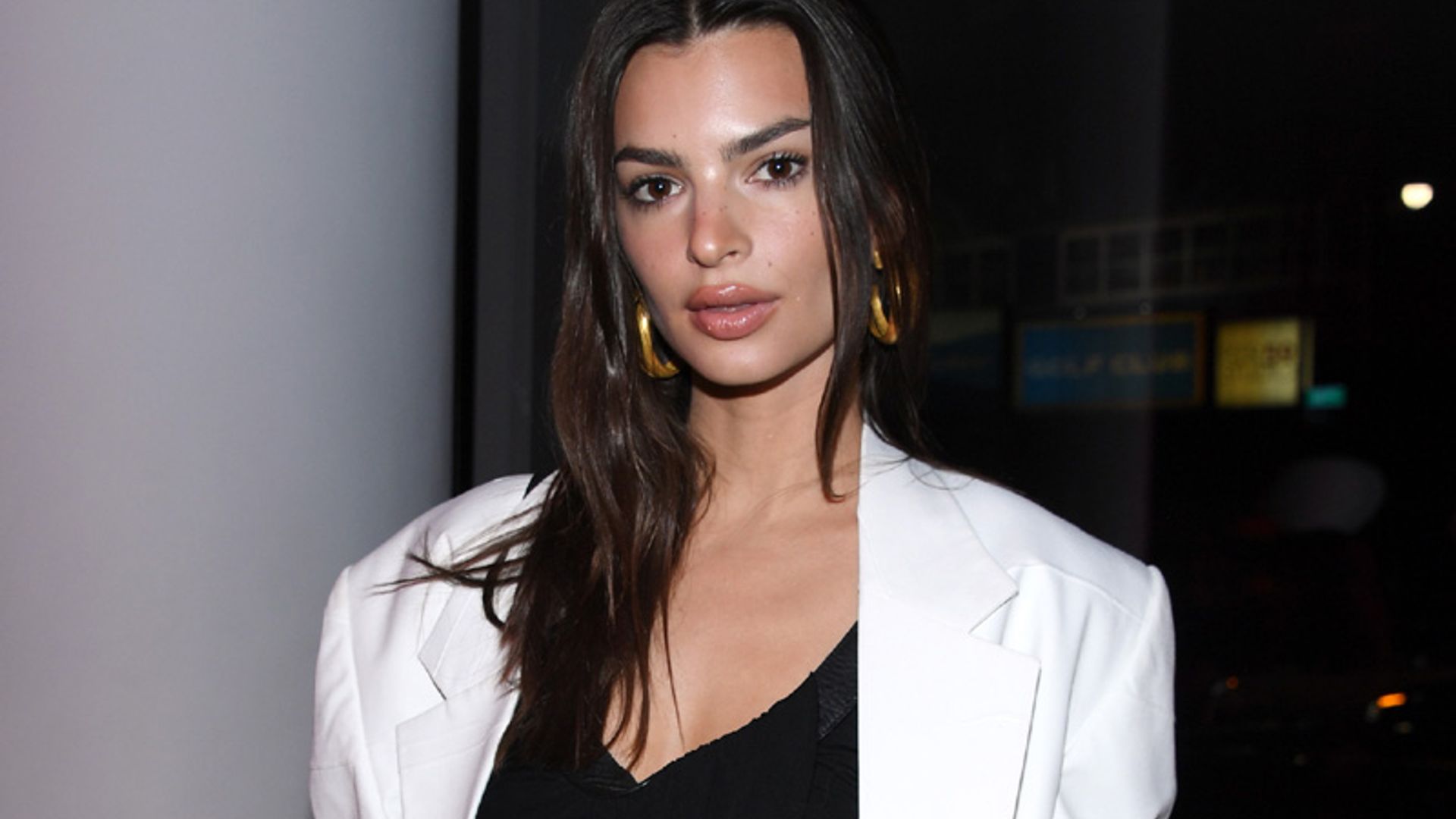 Emily Ratajkowski cumple su objetivo con un traje: ser tan 'sexy' como elegante