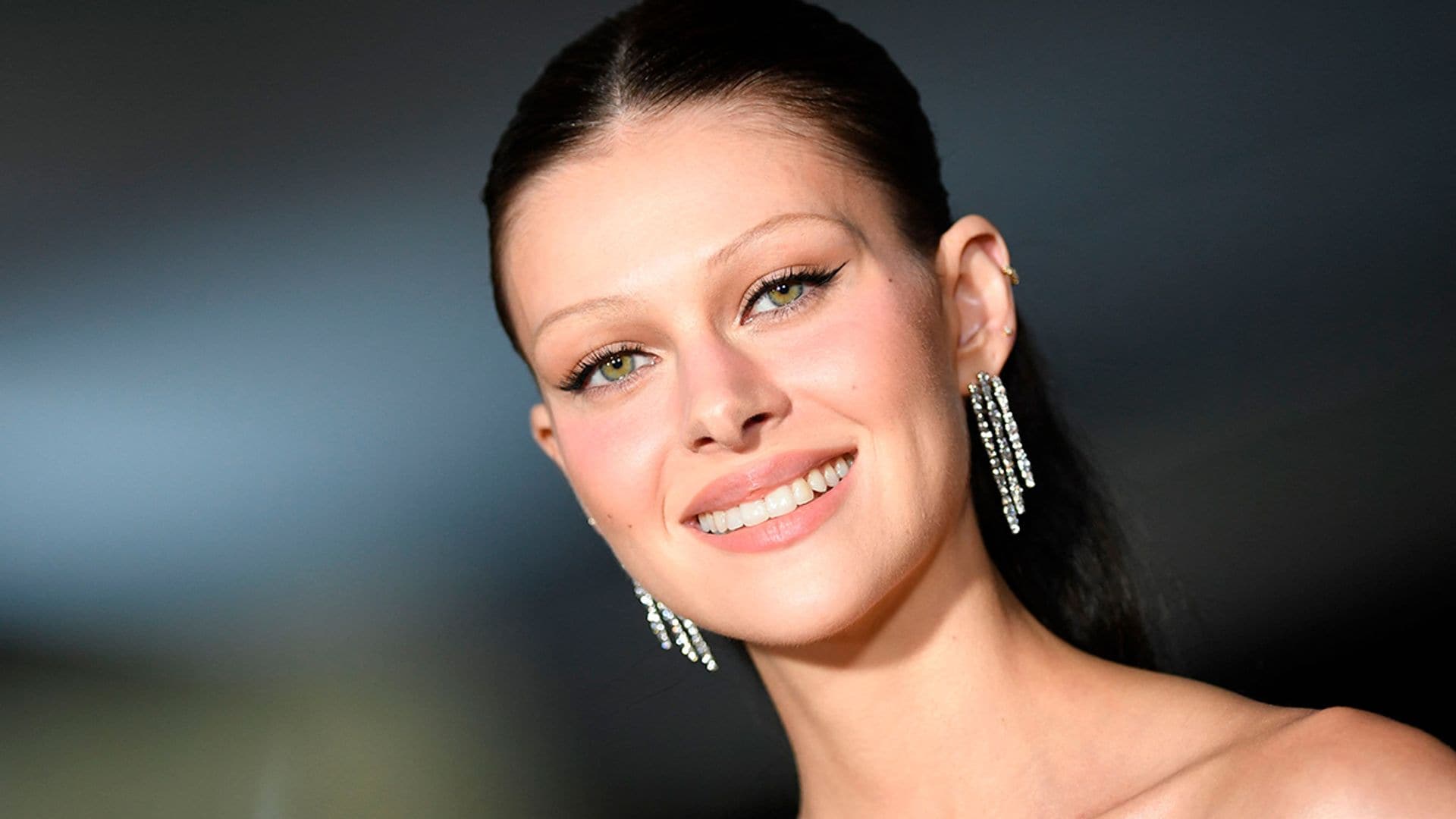El glamuroso vestuario 'vintage' de Nicola Peltz en su próxima serie, ¡nos encanta!