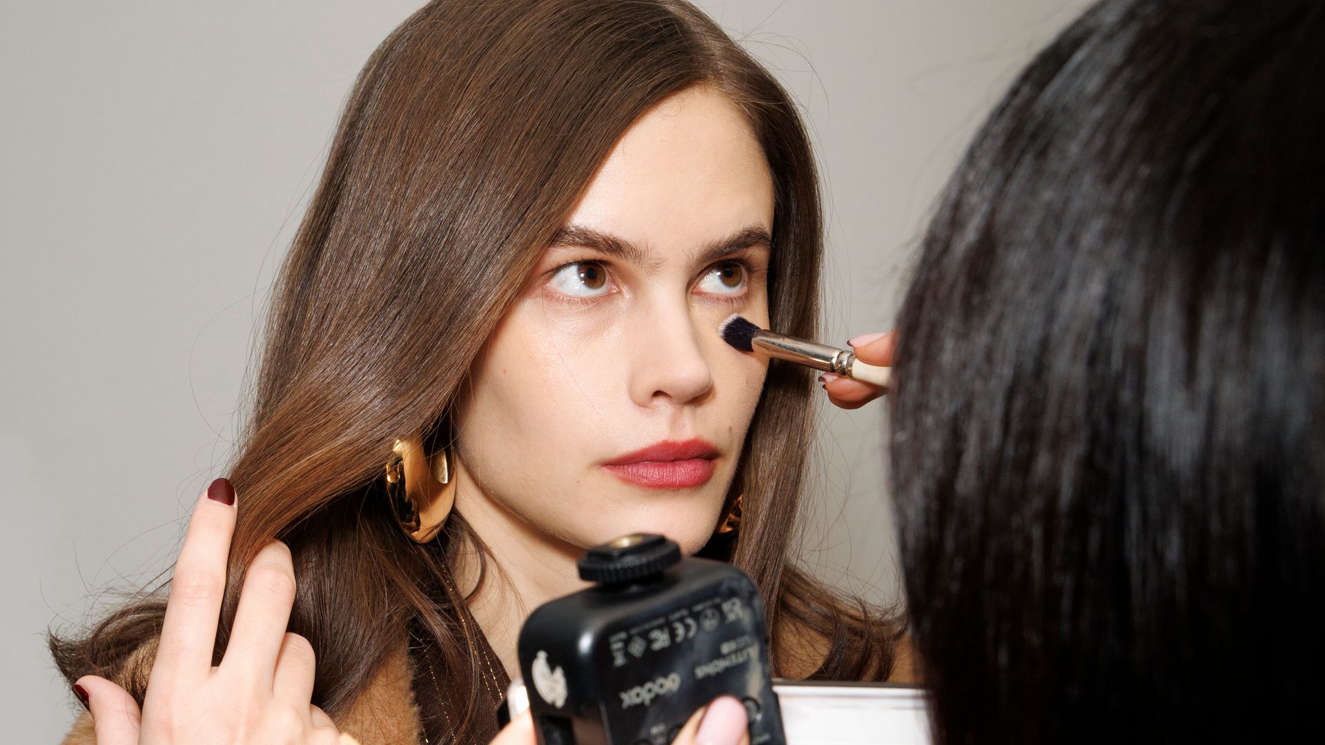 Modelo en el backstage del desfile de Luisa Spagnoli en la Semana de la Moda de Milán