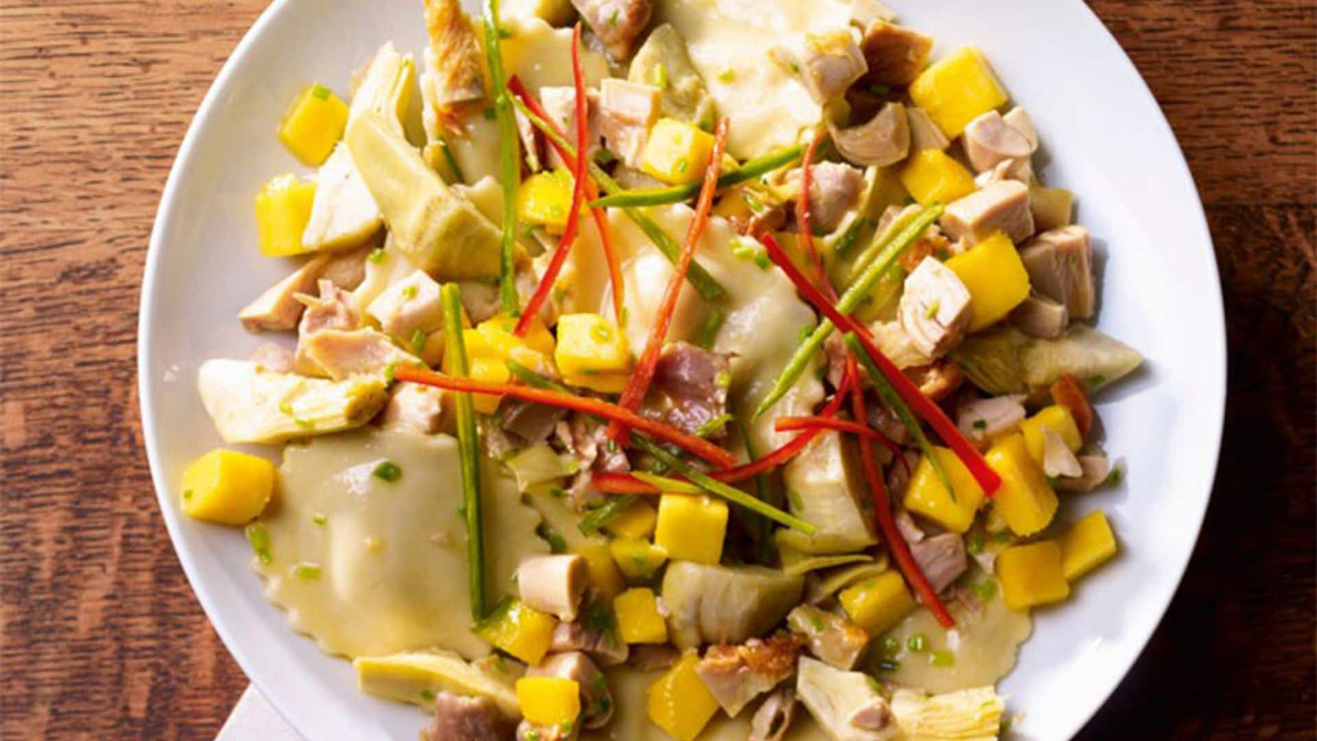 Ensalada de mango y pollo con raviolis