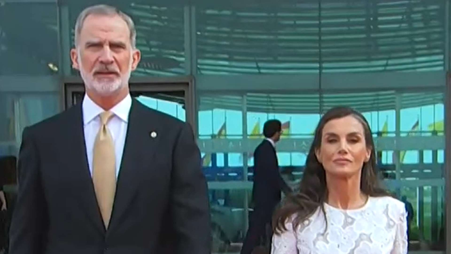 La reina Letizia, junto al Papa León XIV, fiel al privilegio del blanco con su vestido de encaje que triunfó en Egipto y sin mantilla