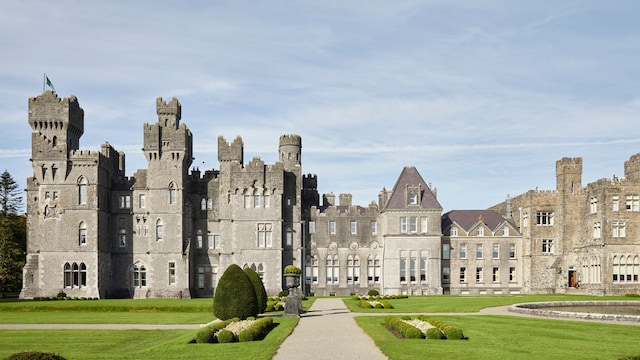 Fachada de Ashford Castle, en Irlanda, un antiguo castillo medieval convertido en hotel de lujo