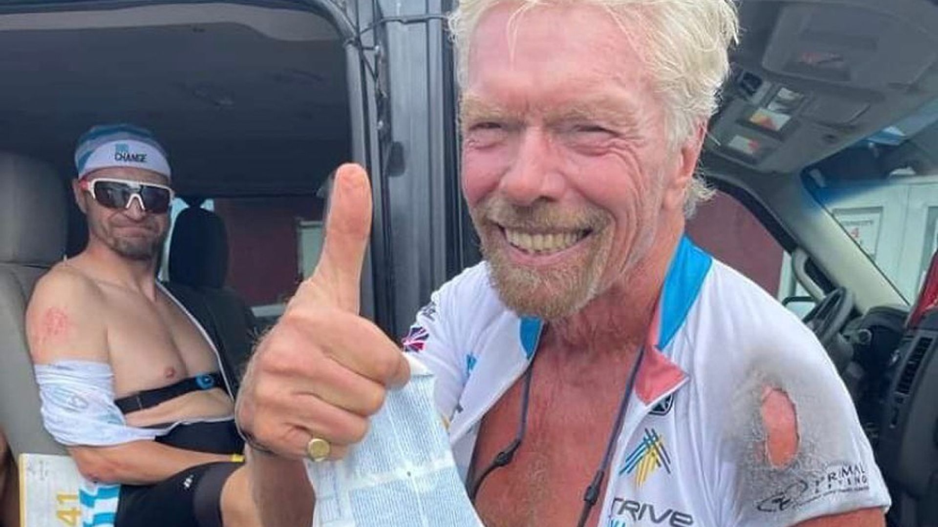 Las imágenes del aparatoso accidente en bicicleta de Richard Branson a sus 71 años