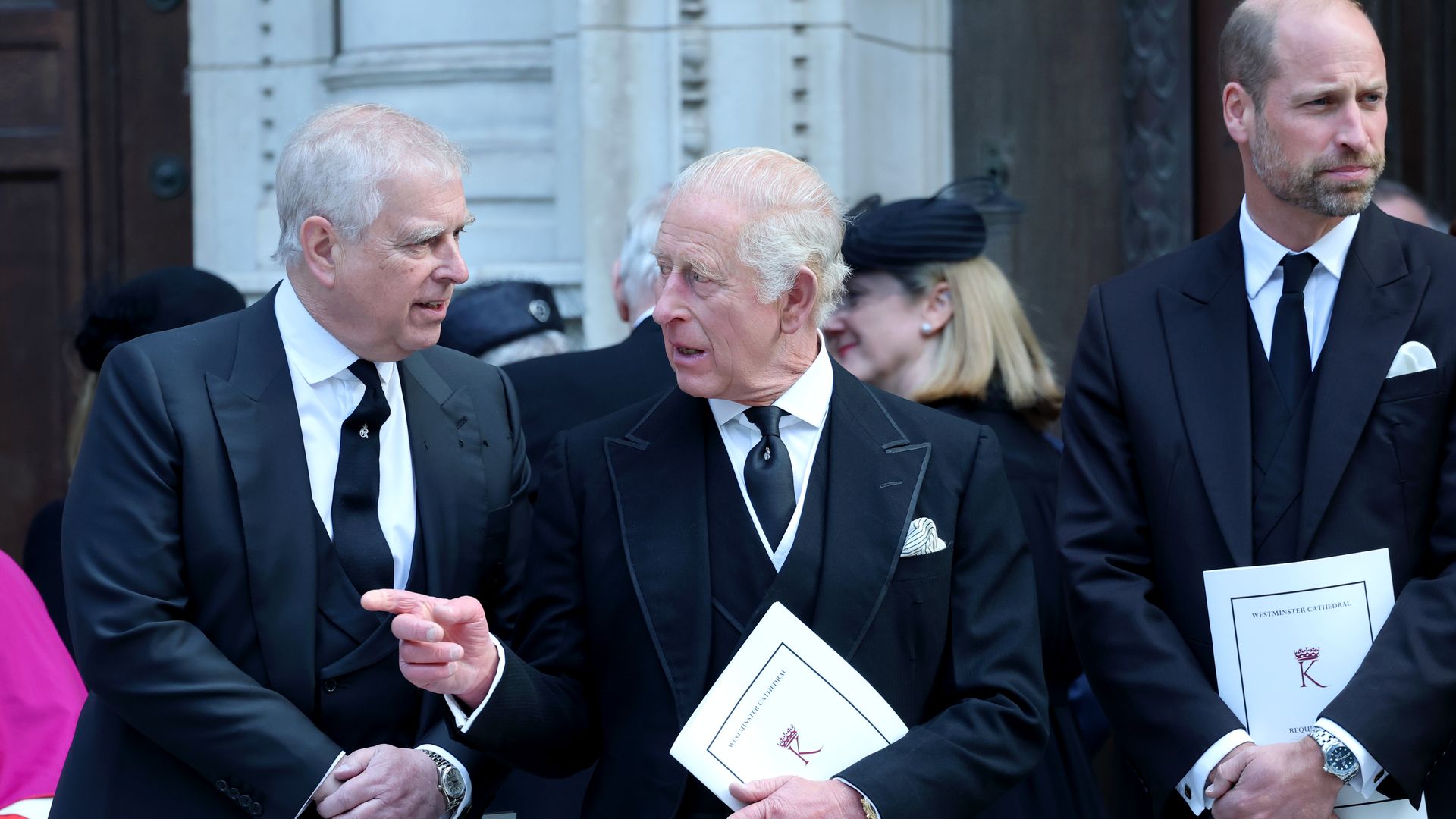 El rey Carlos III, el príncipe Andrés y el príncipe Guillermo en el funeral de la duquesa de Kent en septiembre de 2025