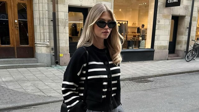 chaqueta croppped de rayas y pantalon de traje