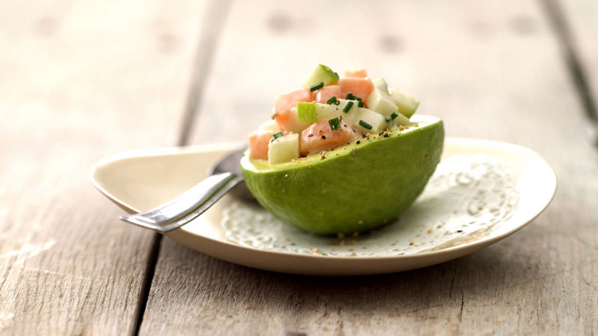 Aguacate mini relleno de tartar de manzana verde y salmón