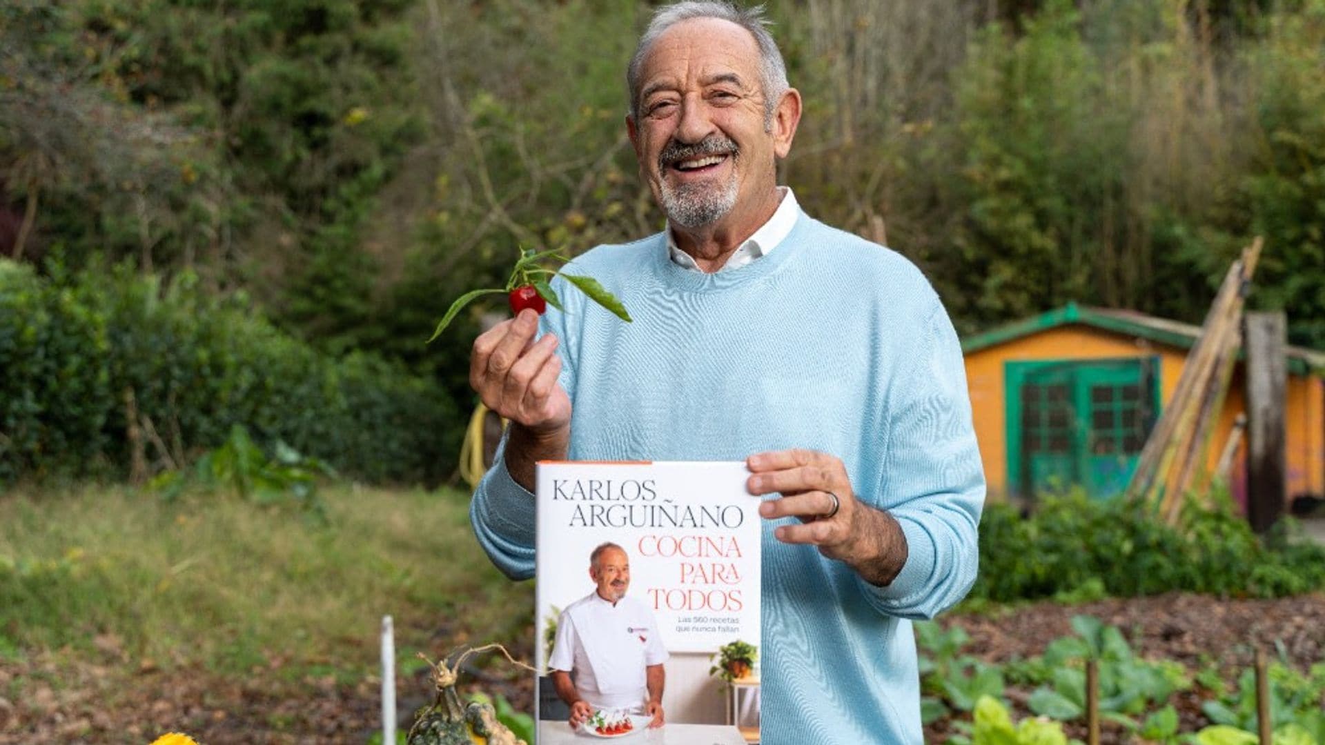 Karlos Arguiñano posa con su nuevo recetario.
