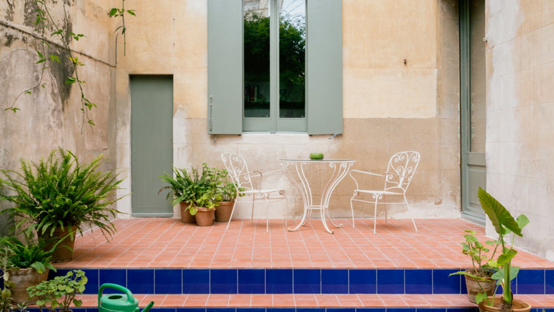 Patio con suelo de azulejos