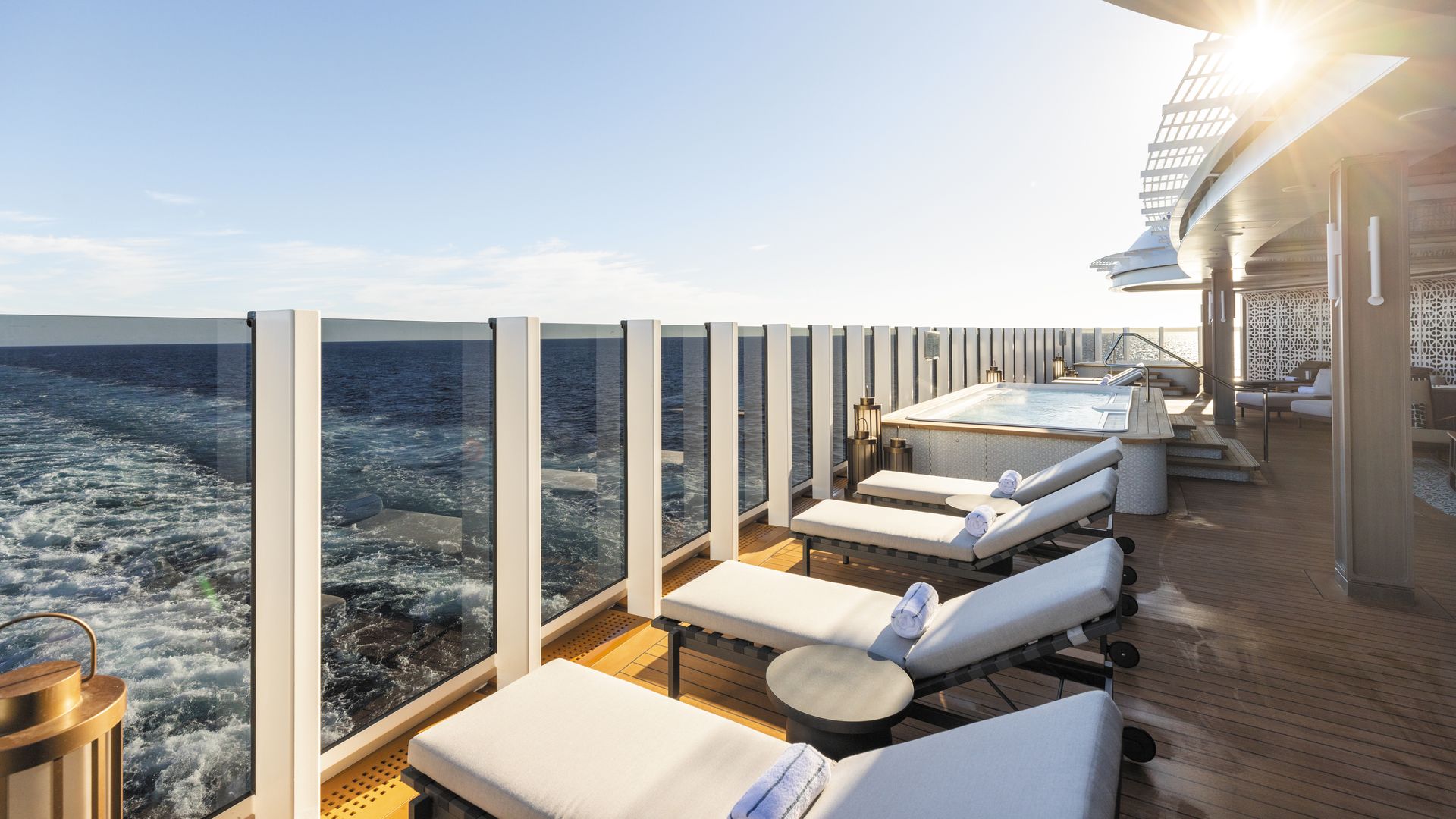 Tumbonas en cubiertas en Regent Seven Seas Cruises® 5.