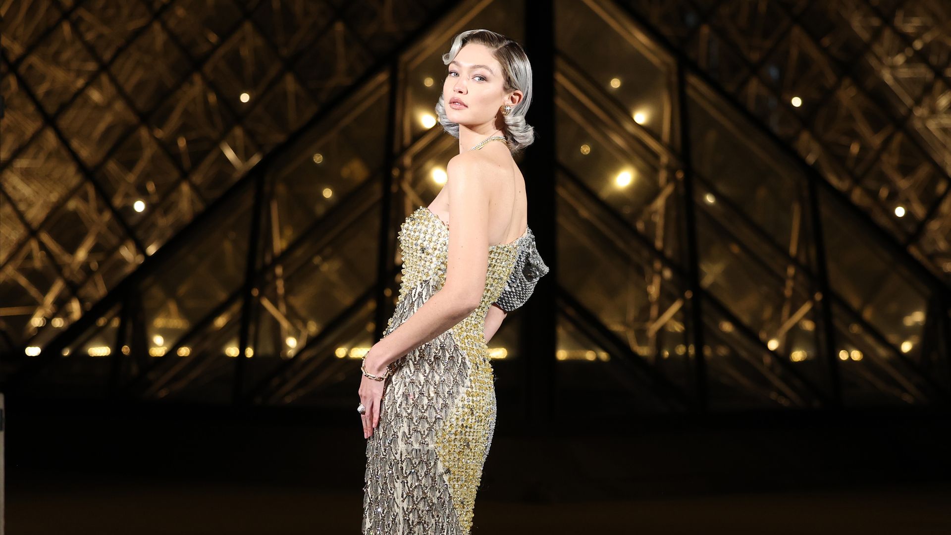 Gigi Hadid confiesa el secreto de su look más viral: llevó peluca en París