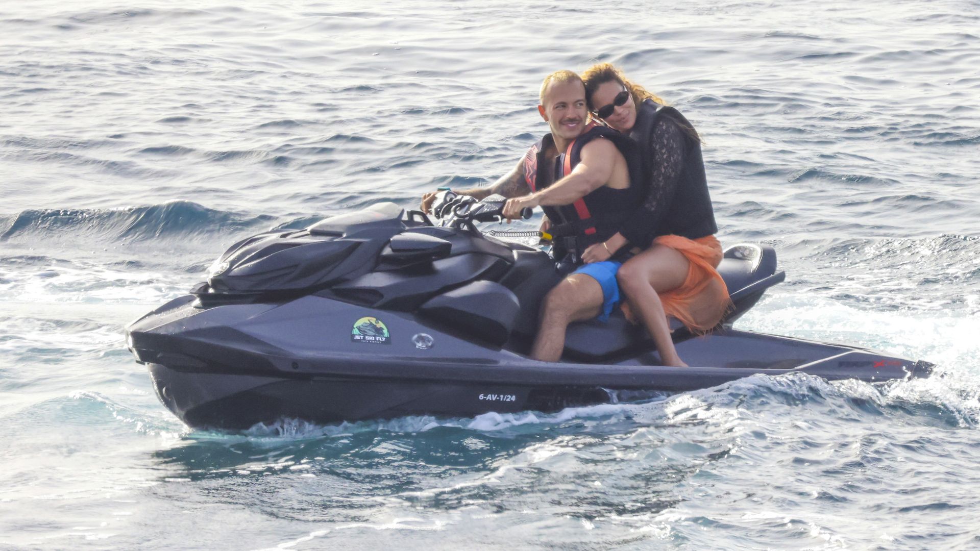 Karol G y Feid disfrutan su verano de amor en las costas de Formentera