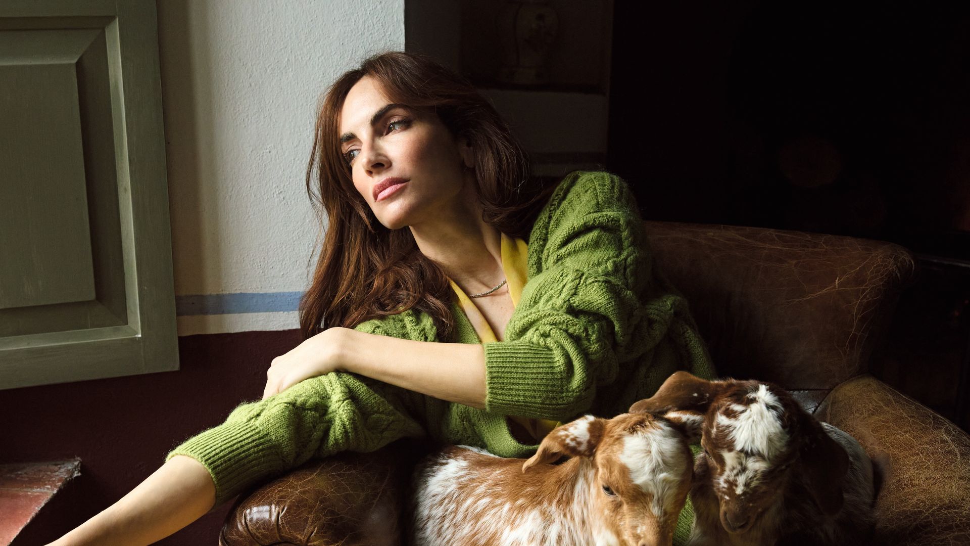 "Ya he aprendido que la vida tiene más imaginación que una, así que me gusta dejarme sorprender y estoy trabajando en aprender a no tomármelo todo tan en serio. De joven siempre tenía ansiedad anticipatoria; ahora, con la edad, he convertido esta sensación en intuición", nos cuenta Eugenia, a la que vemos disfrutando de la vida tranquila en el campo