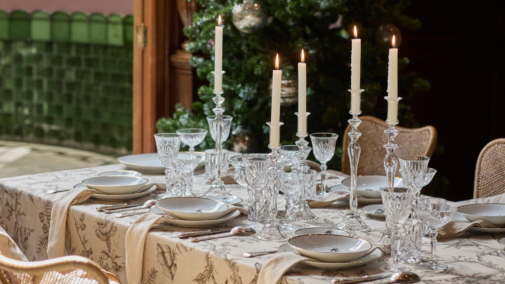 Mesa elegante con mantel neutro