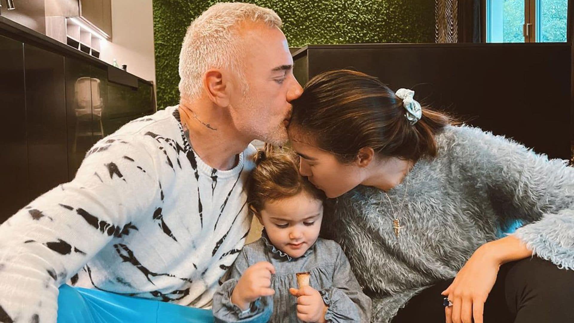 El emotivo vídeo de Gianluca Vacchi refugiándose en Sharon Fonseca y su hija Blu tras la muerte de su madre