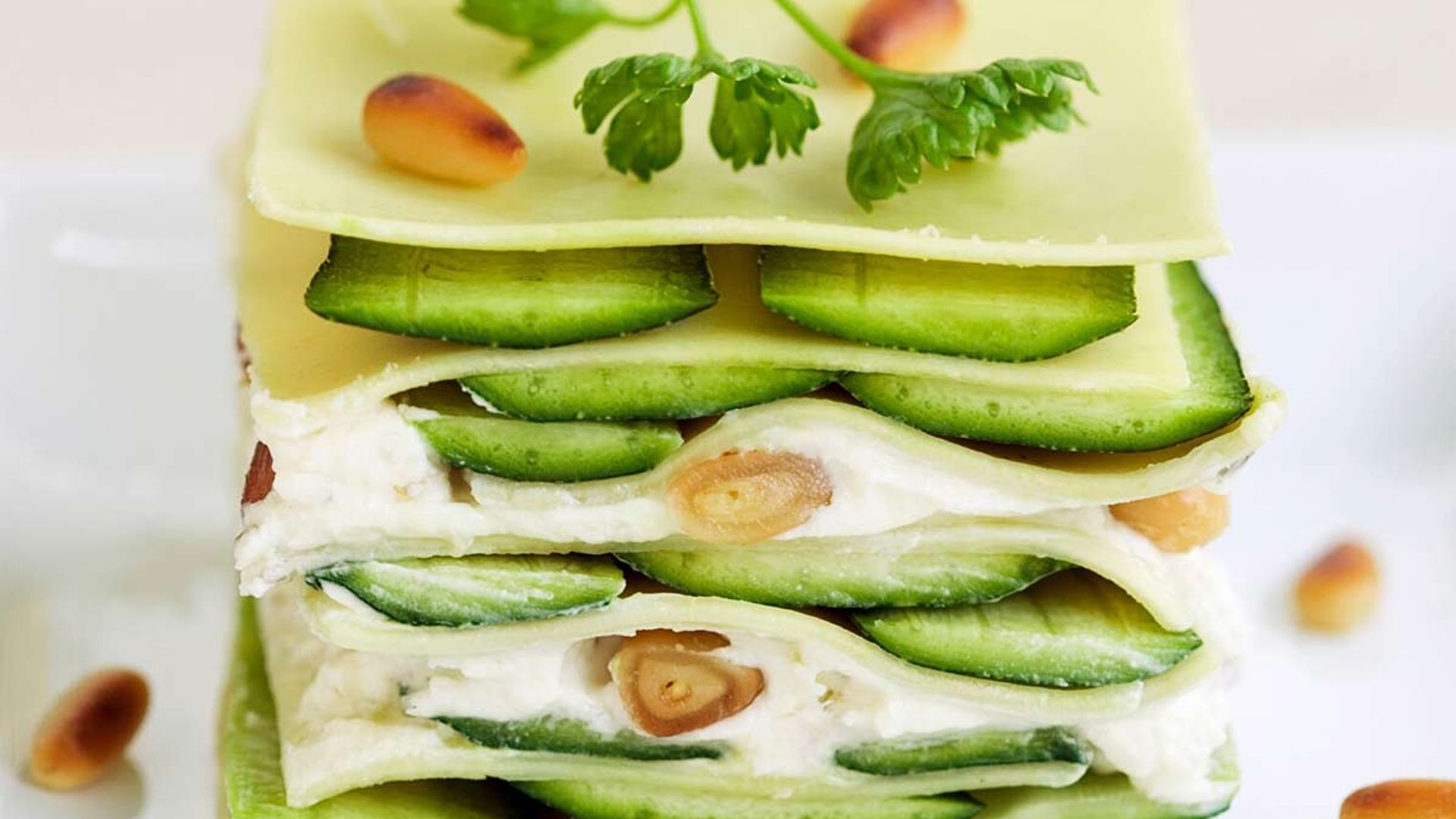Lasaña vegana fría de calabacín con piñones