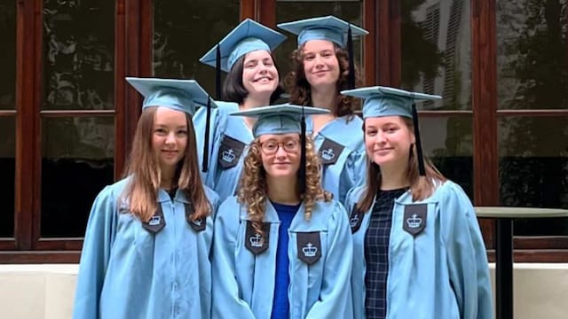 PLano medio de Alexandra de Hannover con sus compañeras de graduación con toga azul y birrete