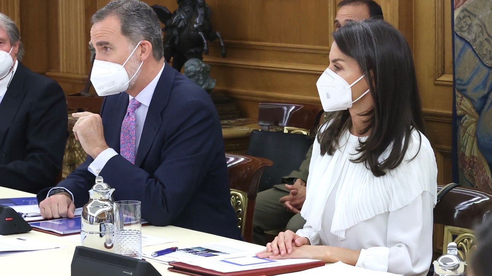 La inesperada aparición de la Reina con la blusa 'arlequín' que renovó sus básicos