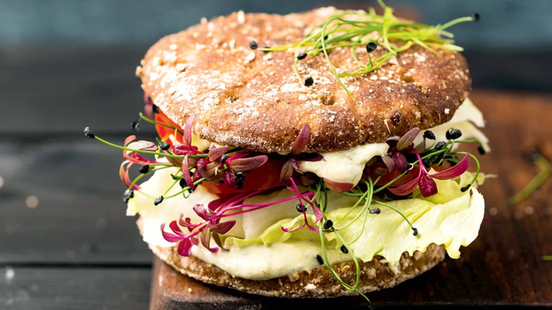 Hamburguesa integral de ensalada variada
