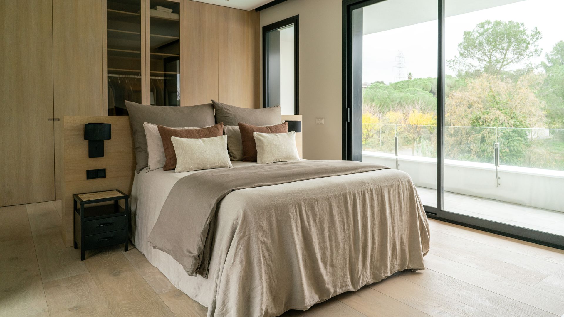 Dormitorio con cama exenta y vestidor detrás