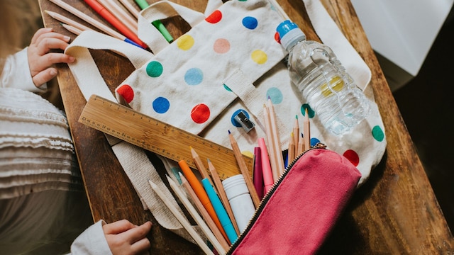 Material escolar de los niños para la vuelta al colegio: mochila, lápices y estuche