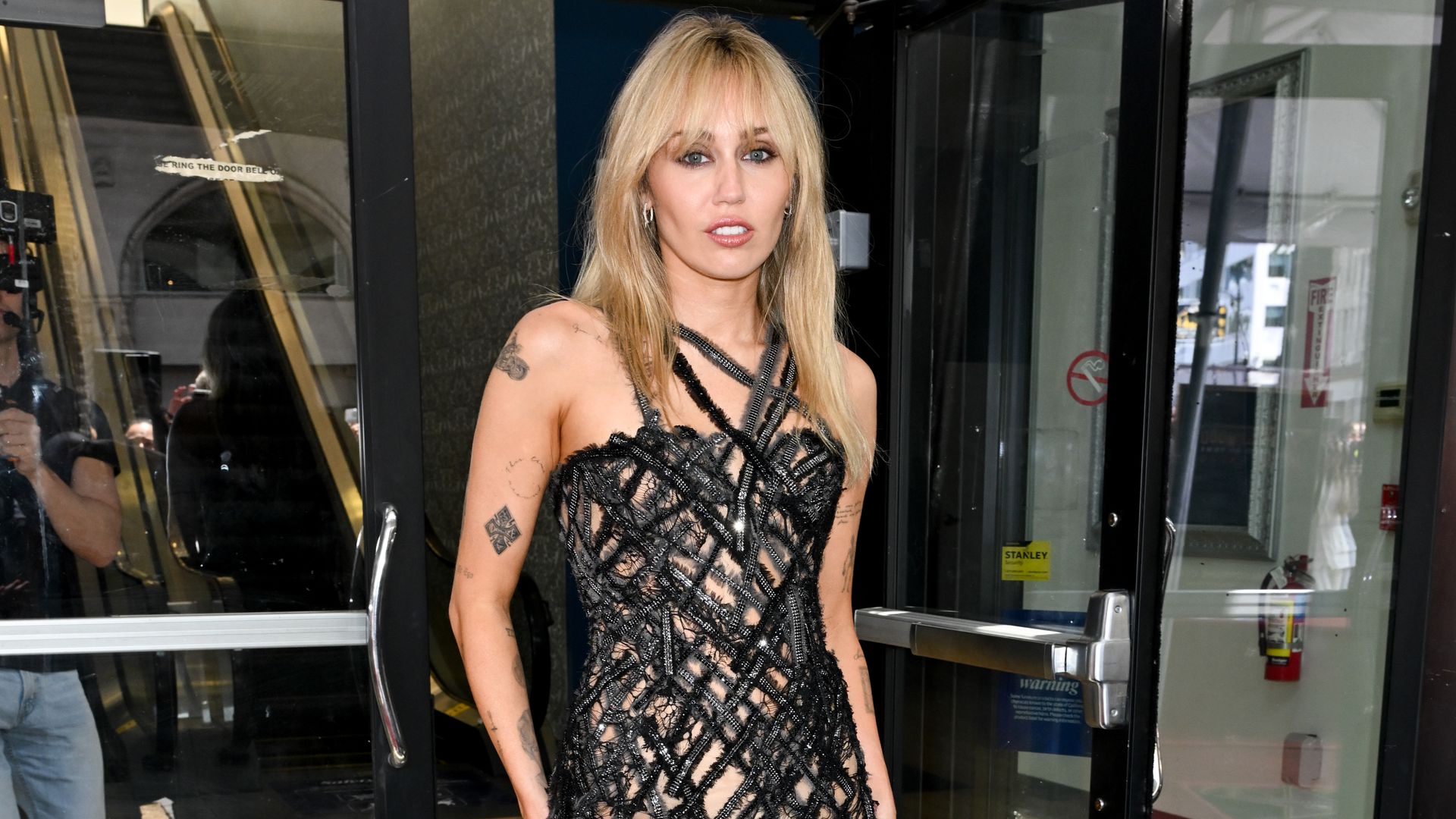 Amanda Lear acusa a Miley Cyrus de plagio: el día que la musa de Dalí se merendó a Hannah Montana