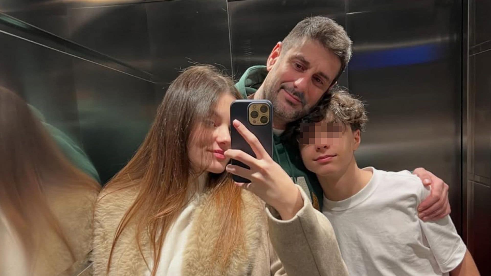 Melendi, junto a sus hijos Carlota y Marco
